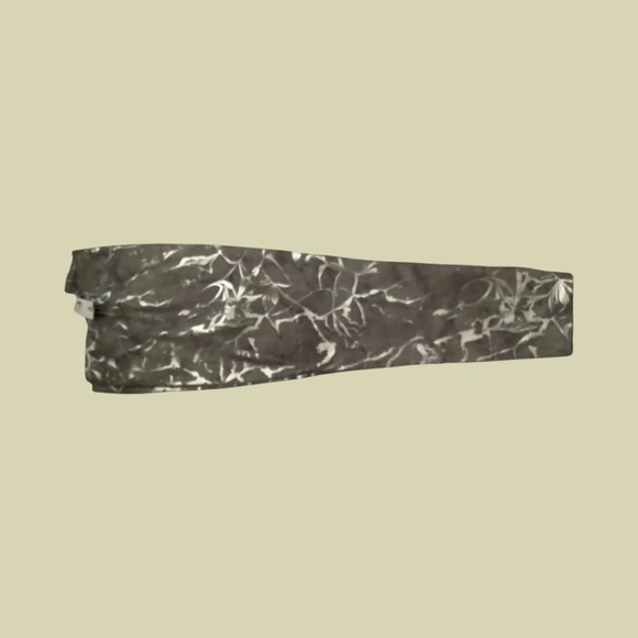 SOFT SURROUNDINGS GREY & SILVER SUPERSLIM ANKLE LEGGINGS - Picture 5 of 6